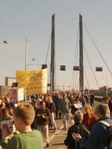 Beim Zug ber die Kniebrcke 